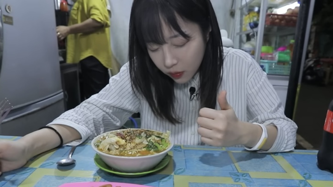 YouTuber Korea Tzuyang Mukbang Dekat Rel Kereta Jakarta